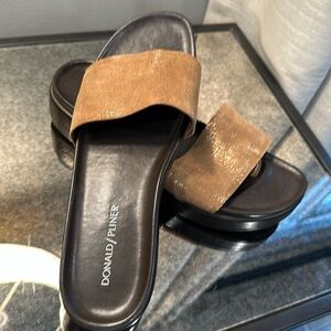 Donald Pliner Fiji sandal size 8 1/2 in black bottom and glitter bronze fabric